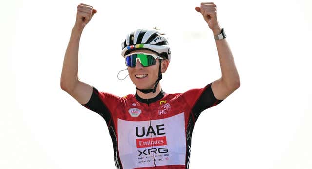 Pogacar arrasa en un UAE Tour que aúpa a Pello Bilbao y al Movistar Team
