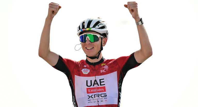 Tadej Pogacar celebra su triunfo en la séptima y última etapa del UAE Tour.