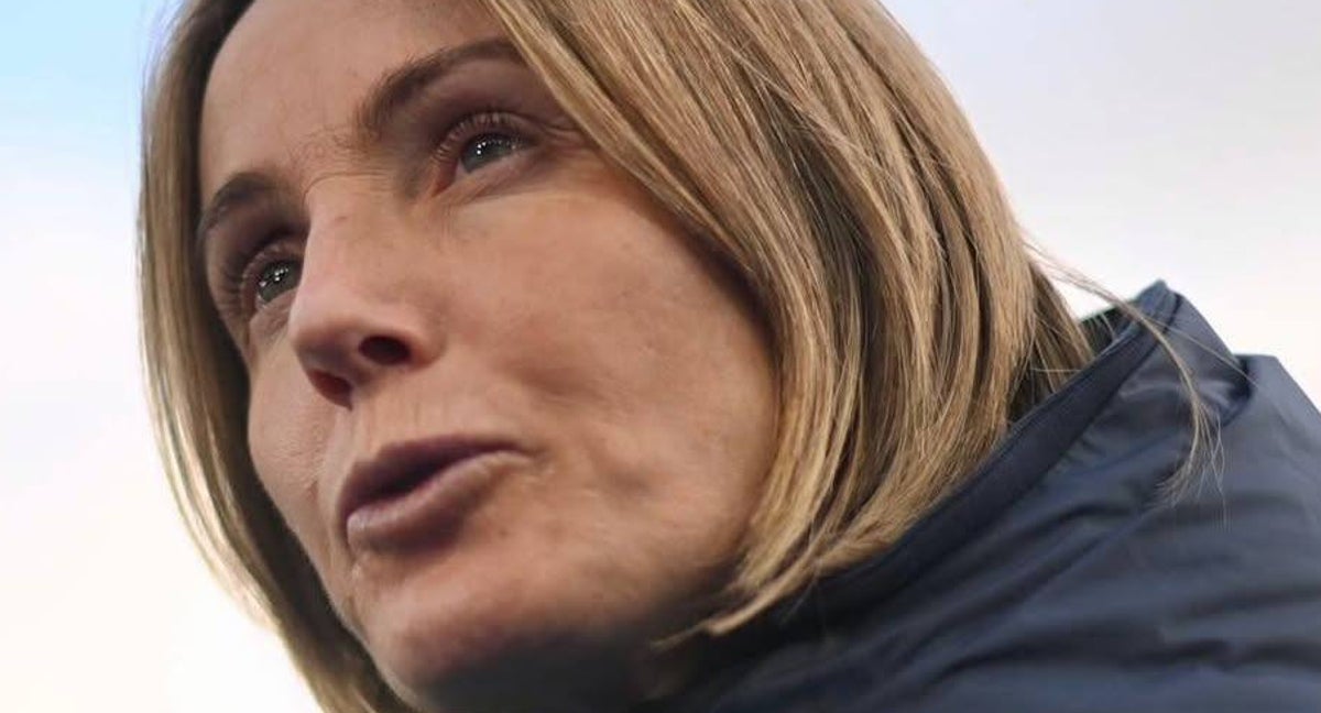 Sonia Bompastor, entrenadora del Chelsea, en el post de un partido.