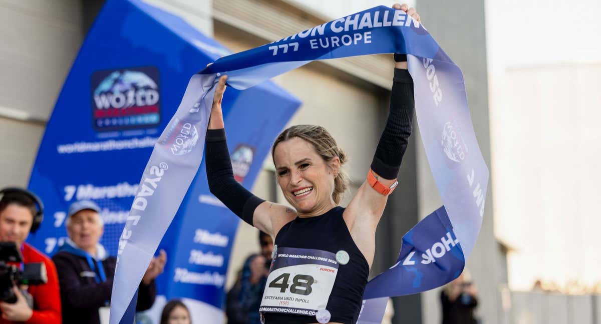 La atleta navarra Estefanía Unzu, conocida como Verdeliss, durante un maratón en San Sebastián de los Reyes. /EFE/Daniel González