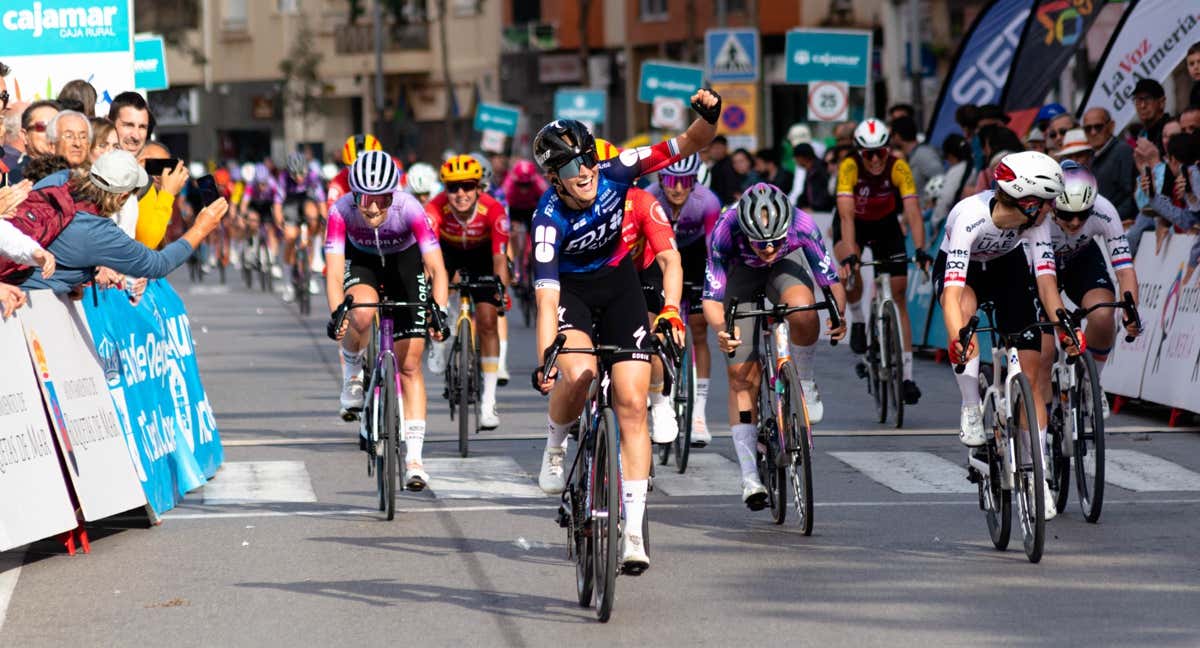 Ally Wollaston (FDJ-SUEZ) celebra su victoria en la Clásica de Almería. /FRAN REYES