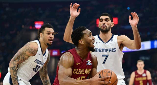 Dobles dígitos, alley oops… y risas en plena tangana: la noche de Santi Aldama en la derrota de los Memphis Grizzlies ante el ‘español’ Kenny Atkinson