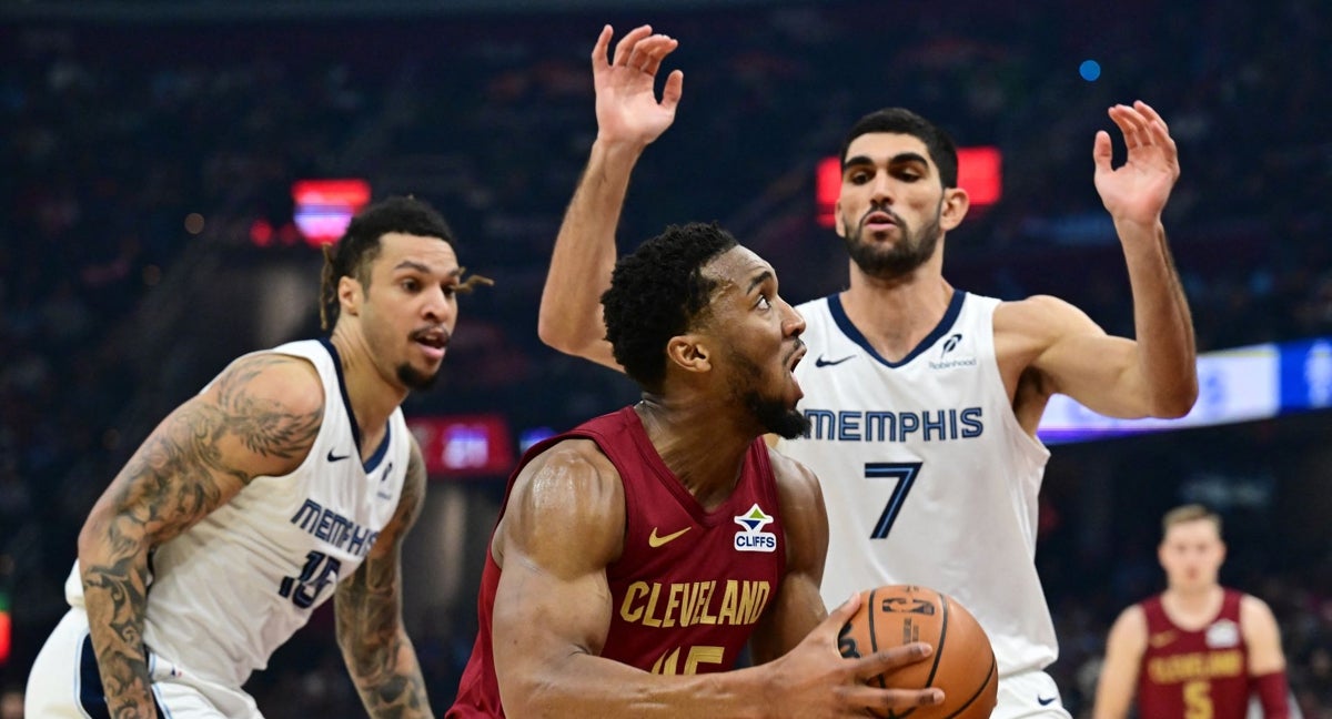 Santi Aldama trata de frenar a Donovan Mitchell.