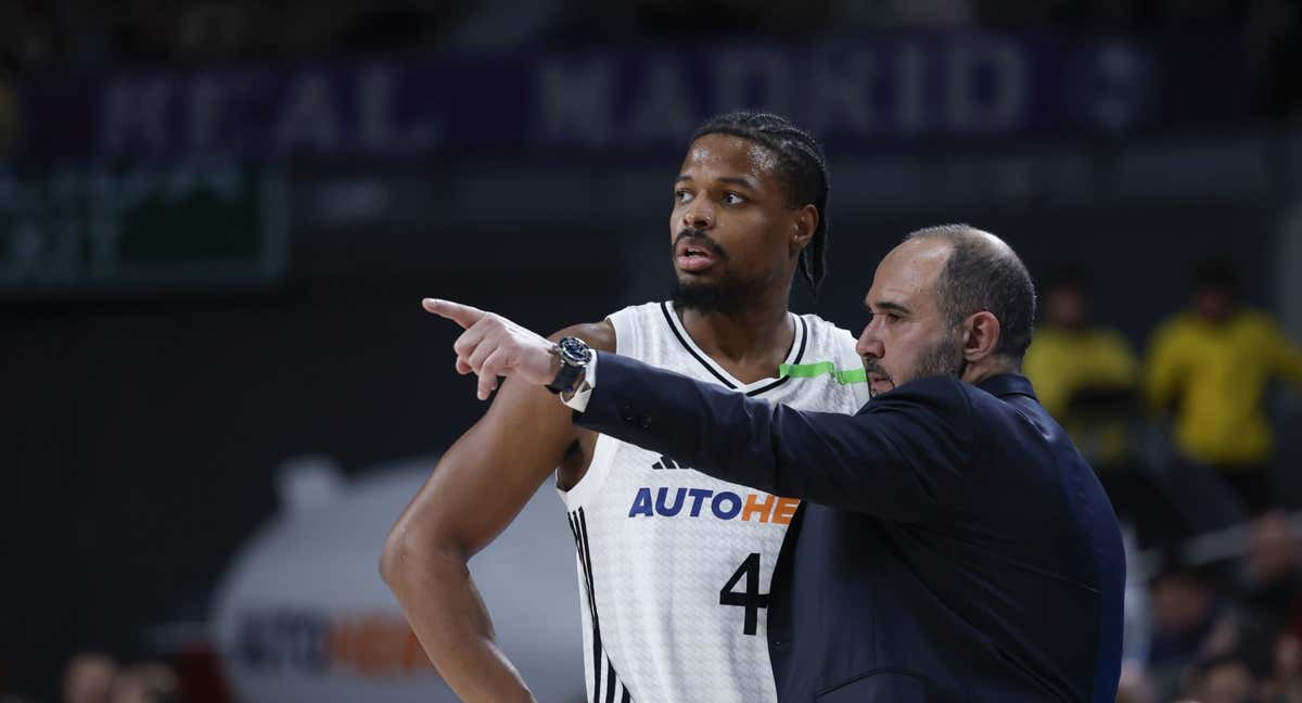 Dennis Smith Jr. junto a Chus Mateo en un partido. /ACB PHOTO/VÍCTOR CARRETERO