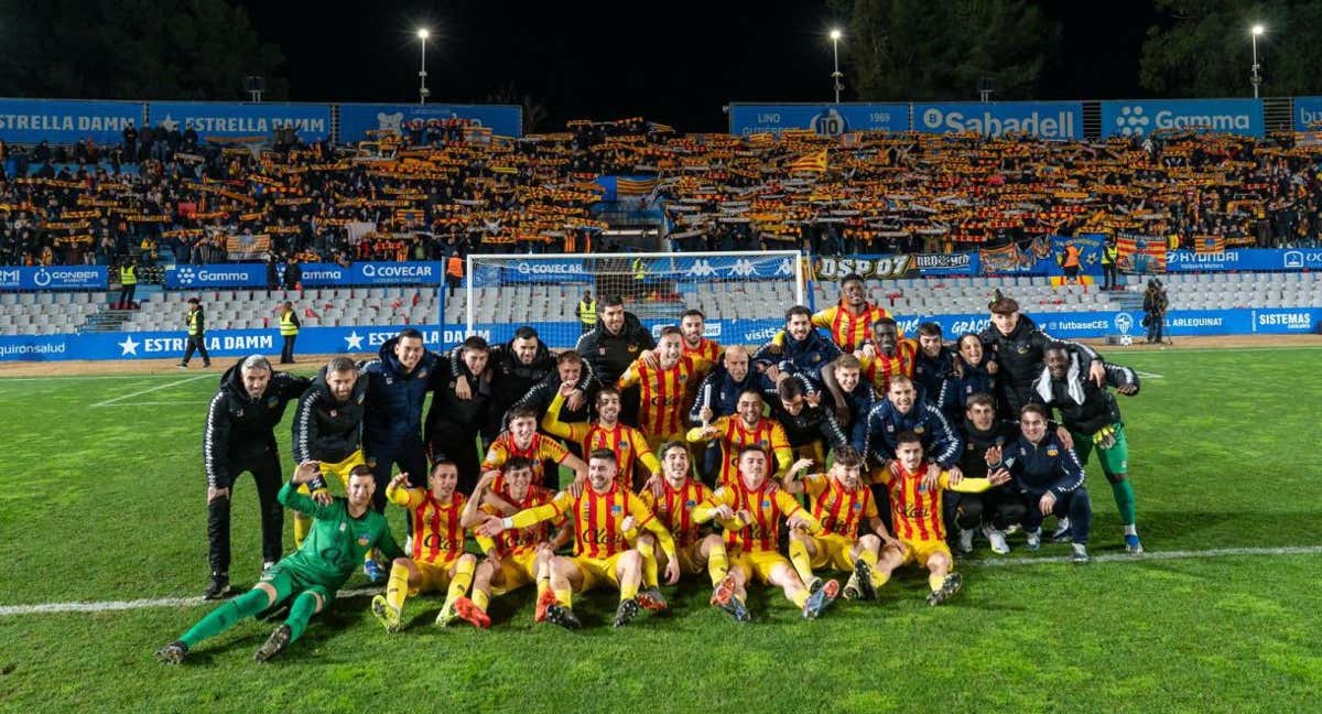 Los jugadores del Sant Andreu con su afición detrás. /UE SANT ANDREU