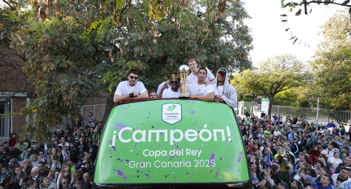 El Unicaja celebra por las calles de Málaga la Copa del Rey 2025. /ACB PHOTO/MARIANO POZO