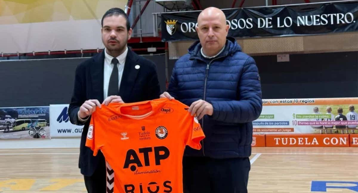 Ramón Lázaro y David Zamorano, durante la presentación oficial del técnico madrileño. /RIBERA NAVARRA FS