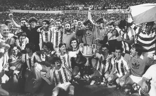 Kiko Zuñiga, de negro a la izquierda, celebra la conquista de la Copa del Rey de 1987.  DV