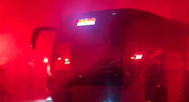Graves incidentes en Montjuic: lluvia de objetos a los Mossos y al autobús del Atlético y un detenido