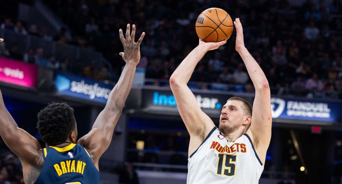 Nikola Jokic lanza ante los Pacers./Reuters