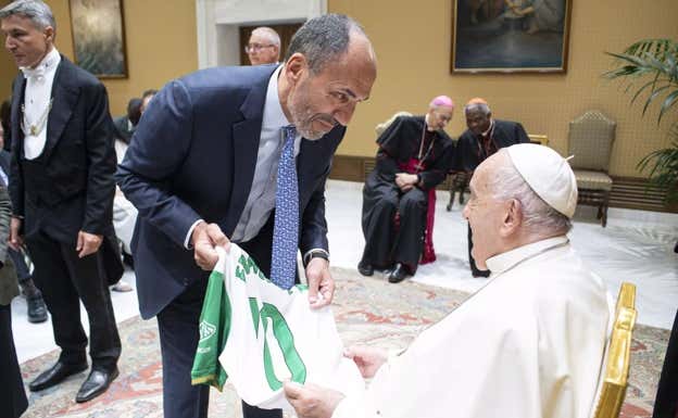 El papa Francisco recibió la camiseta del Racing de Santander el año pasado.  RACING