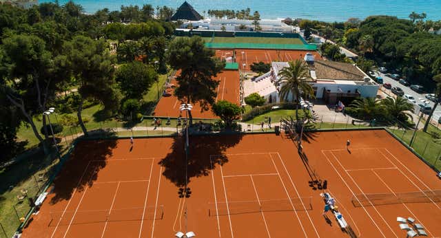 Rafa Nadal elige Marbella para abrir un lujoso club con siete pistas de tierra batida, dos de pádel con vistas al mar y una exhibición de sus trofeos