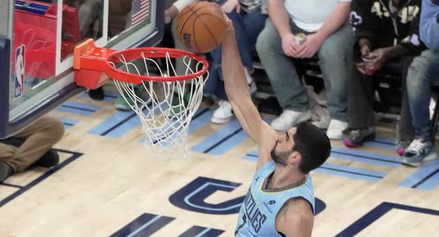 Santi Aldama llama a las puertas de un contratazo con dobles dígitos en una bacanal ofensiva: 299 puntos para agravar la crisis de los Suns de Kevin Durant