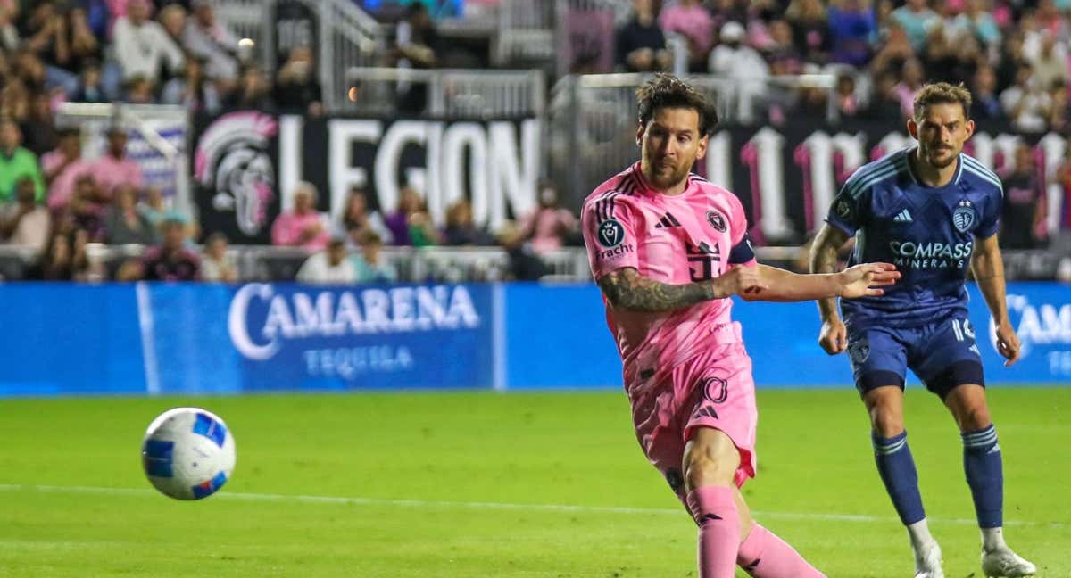 Momento del golpeo de Messi para hacer el primer gol del Inter Miami./AFP