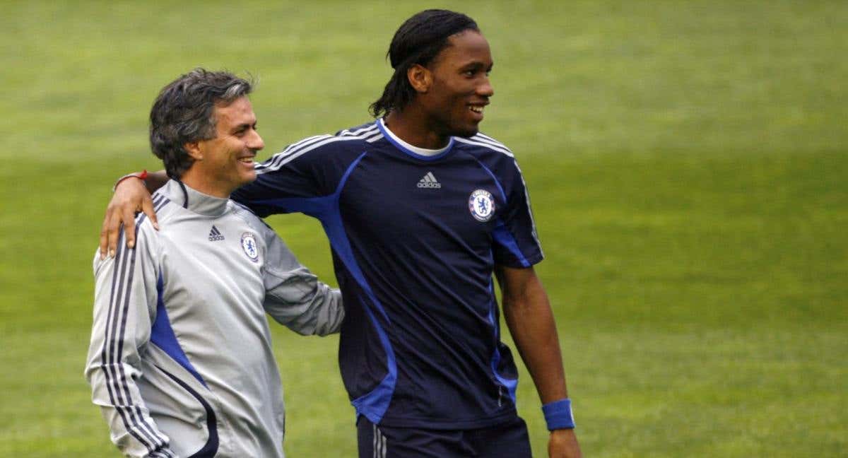 Mourinho, junto a Drogba en su etapa en el Chelsea./REUTERS/Victor Fraile