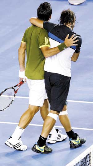 Verdasco y Nadal se abrazan tras la semifinal de 2009 en Australia.  Mick Tsikas/Reuters
