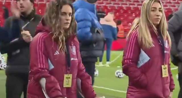 Teresa Abelleira aparece con muletas en el calentamiento de la Selección y enciende las alarmas
