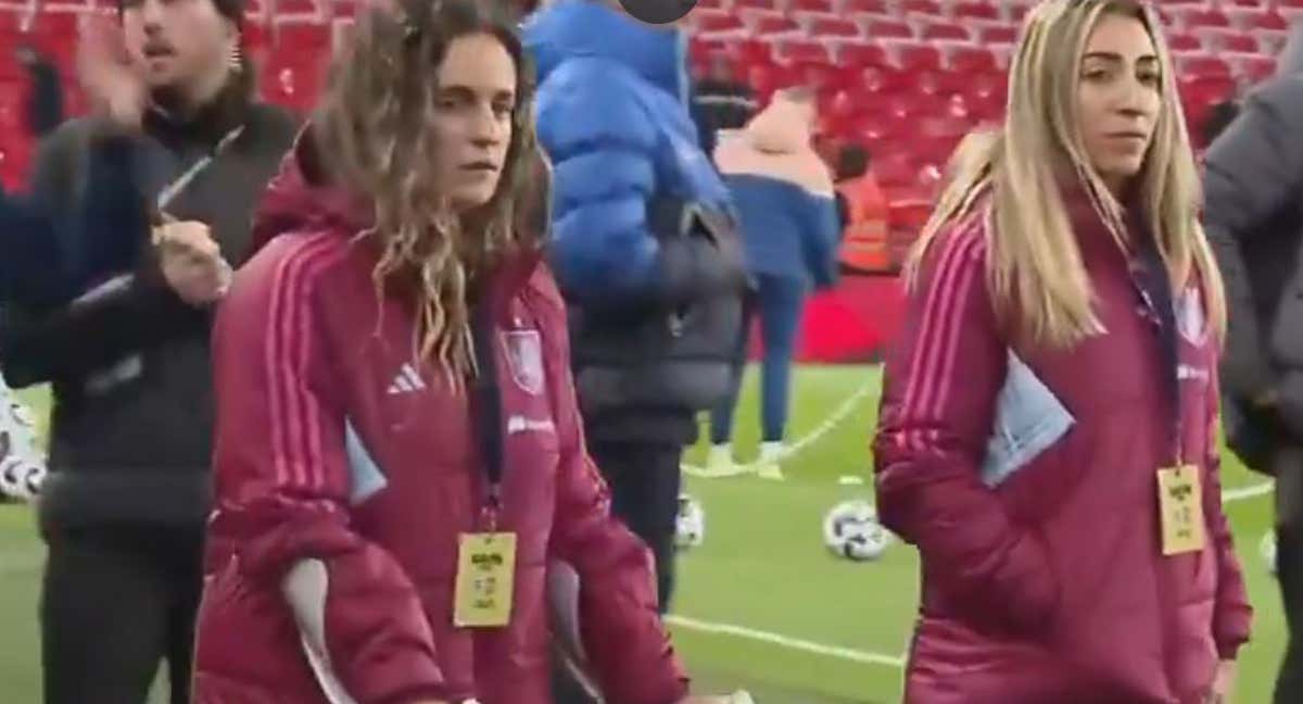 Teresa Abelleira, con muletas, en Wembley antes del partido entre España e Inglaterra.