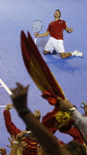 Fernando Verdasco celebra el punto definitivo de la Copa Davis 2008.  Reuters/Marcos Brindicci