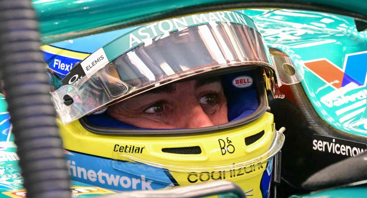 Alonso, en su monoplaza durante los tests de Baréin.