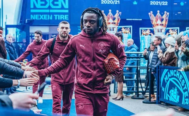 Jeremy Doku, futbolista del City, con un neceser antes de un partido. @ManCity