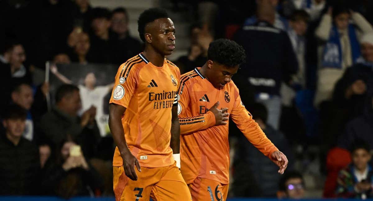 Vinicius y Endrick, tras el gol del segundo en Anoeta./AFP