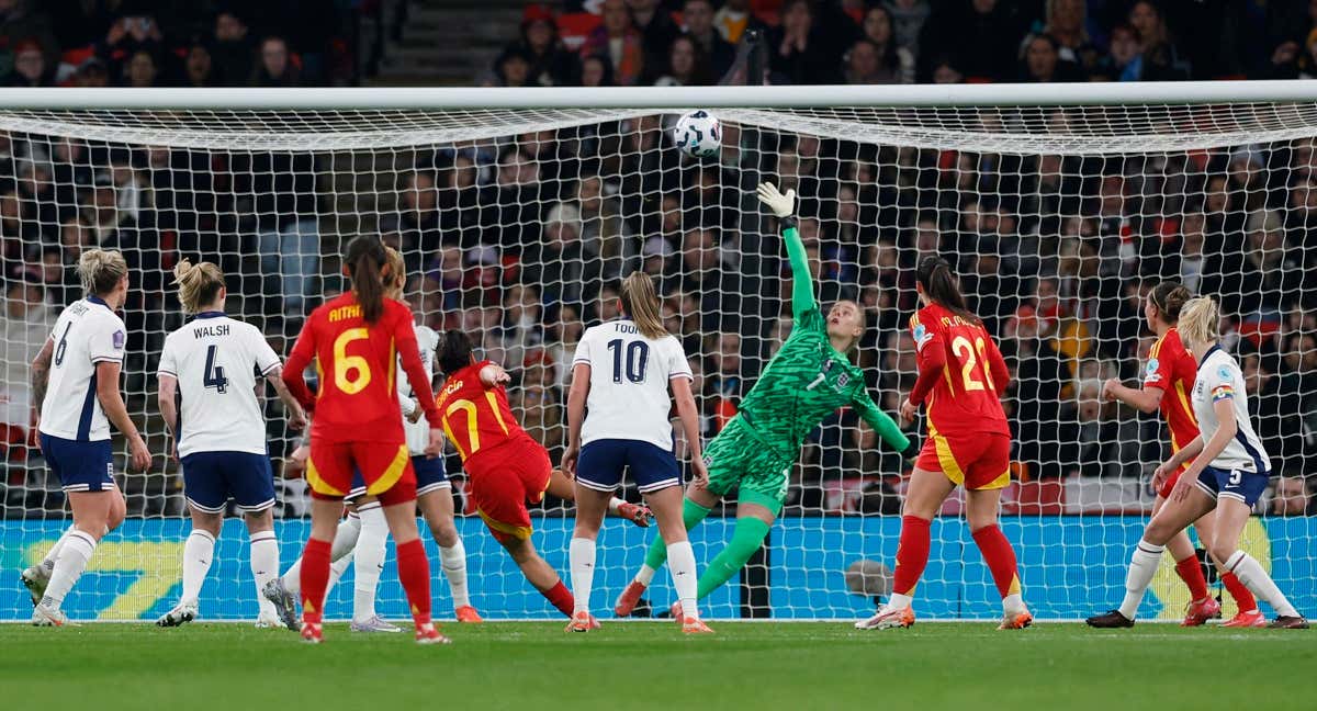 Lucía García estrella el balón en el larguero. /REUTERS