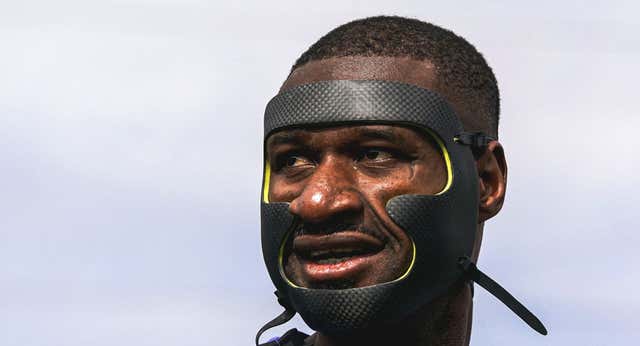 Mamadou Sylla se viste con una máscara de superhéroe que da una lección de fe al Valladolid: «Me tengo que quitar el sombrero»
