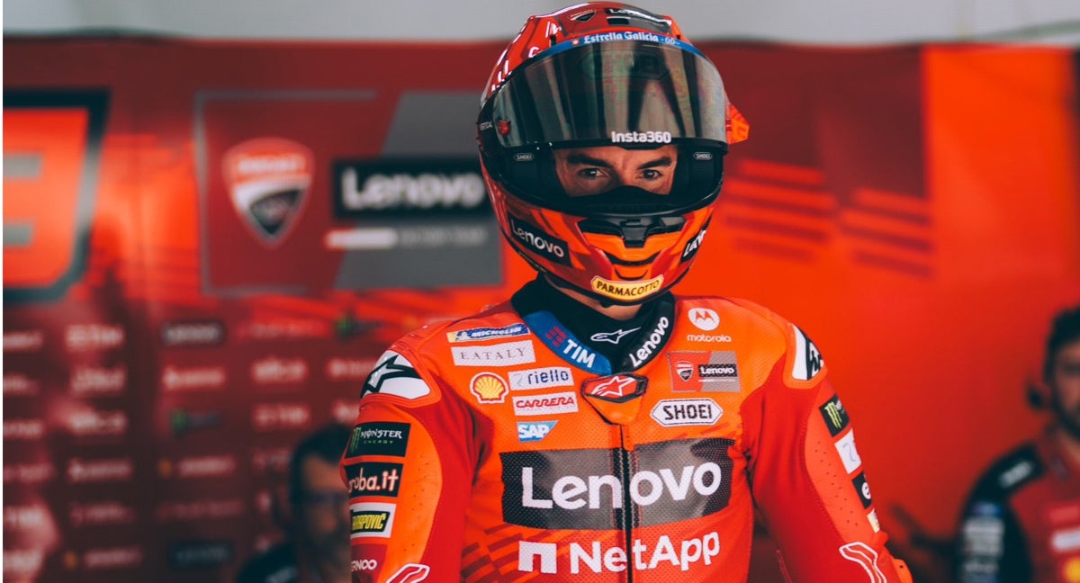 Marc Márquez saliendo del box de Ducati.