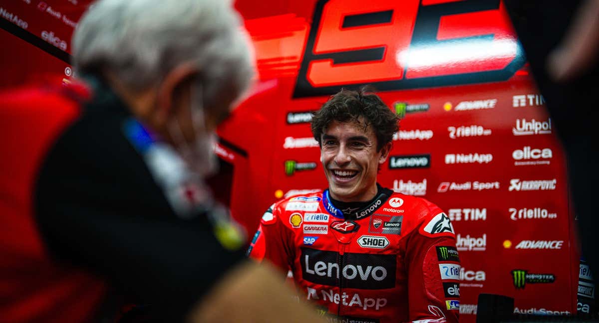 Marc Márquez en el box durante el test de Sepang.