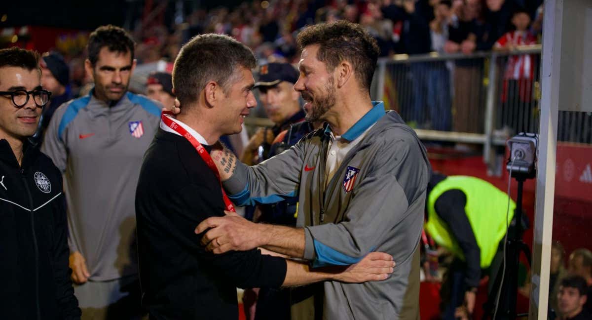 Ramón Carrascal saludándose con Simeone en el campo del Vic. /DAVID PALLAROLS