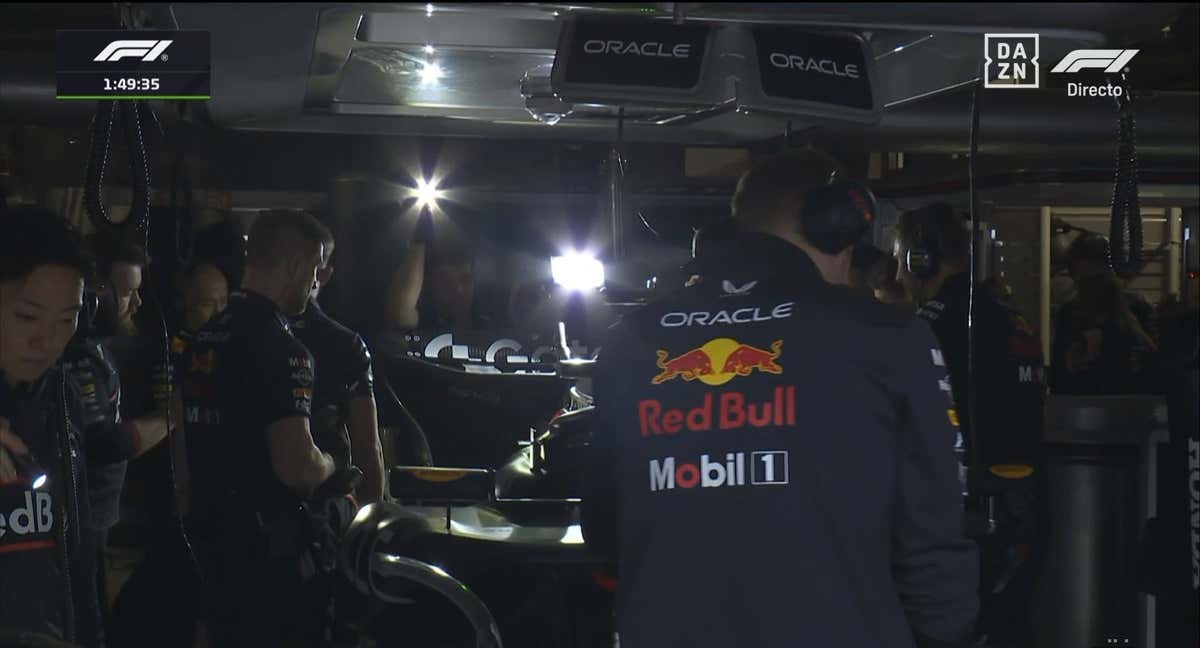 Los mecánicos de Red Bull trabajan con linternas tras el apagón. /Captura de TV de Dazn.