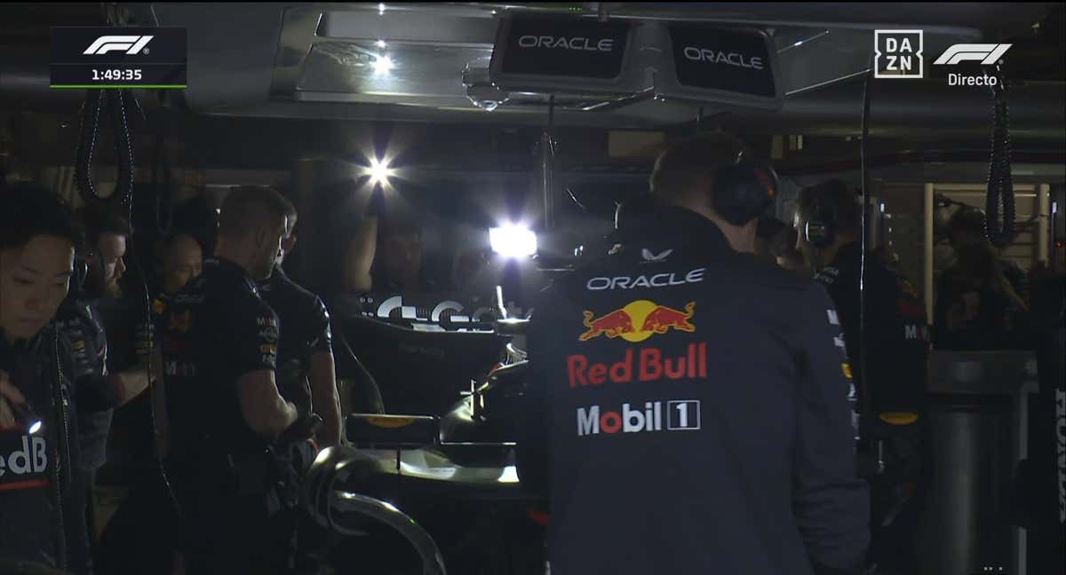 Los mecánicos de Red Bull trabajan con linternas tras el apagón.