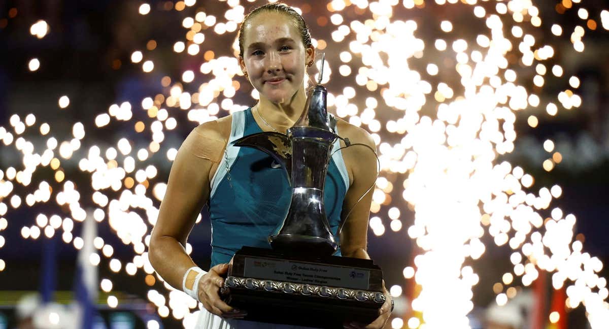 Mirra Andreeva posa con el trofeo de campeona en Dubái. /Reuters