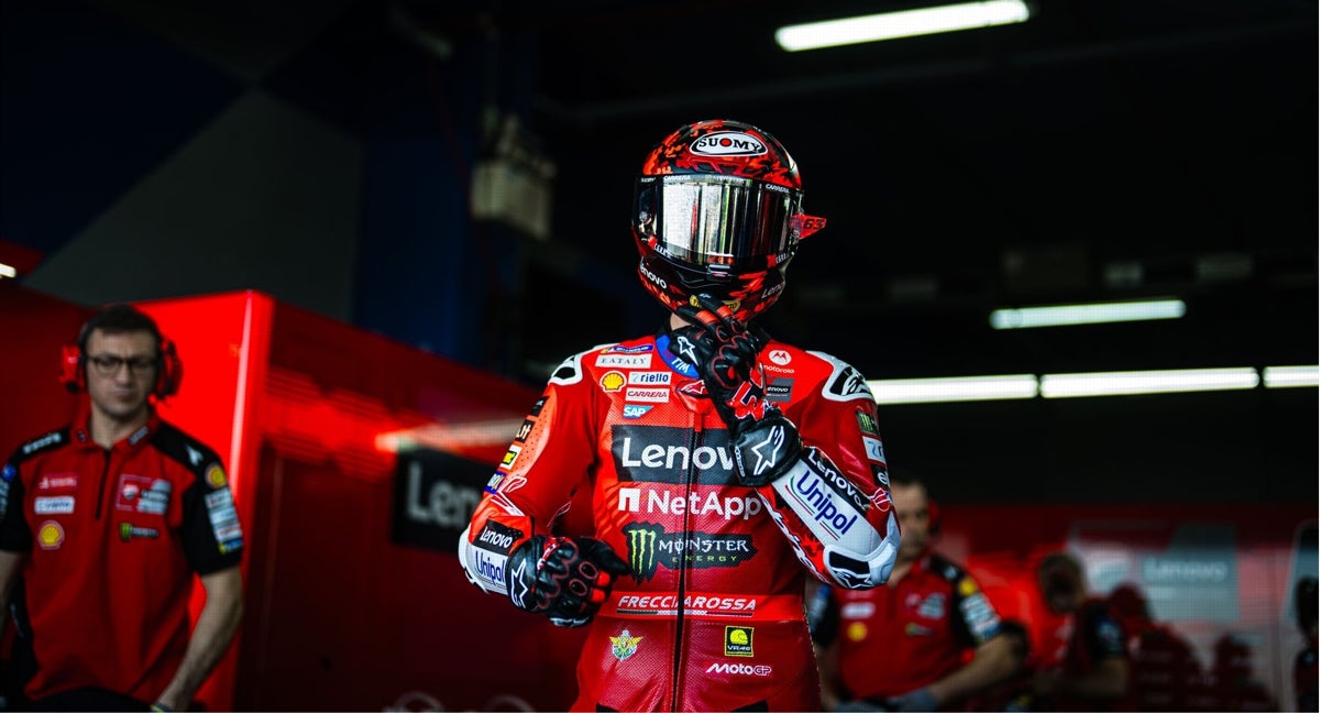 Pecco Bagnaia saliendo del box.
