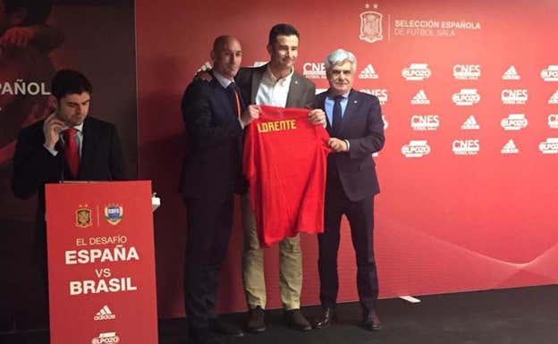 Luis Rubiales, Javier Lorente y Pedro Rocha, durante un homenaje en el Wizink Center.  X