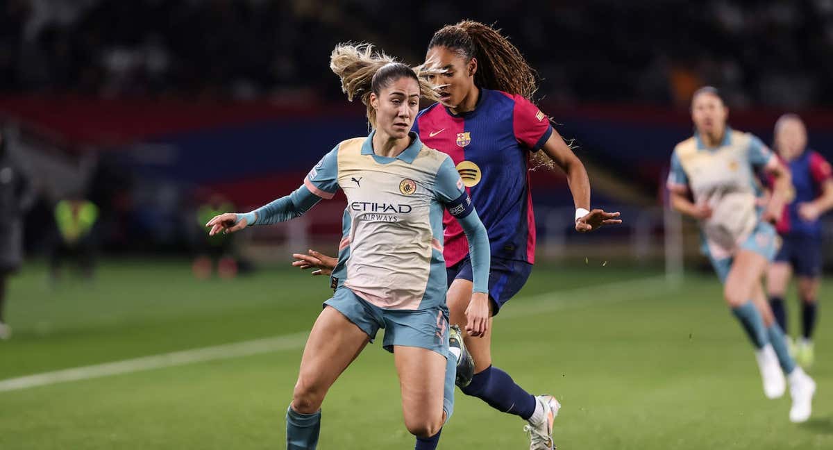 Laia Aleixandri protege un balón ante la presencia de Salma Paralluelo en el último enfrentamiento entre el Barça y el Manchester City. /Getty