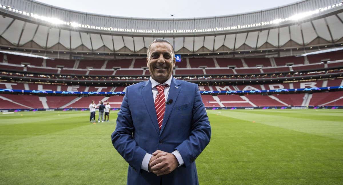 Paulo Futre posa en el Metropolitano.
