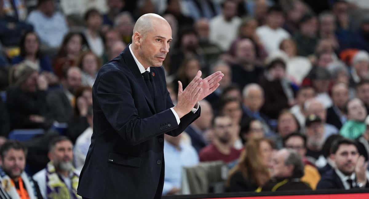 Joan Peñarroya aplaude a sus jugadores durante el Clásico.