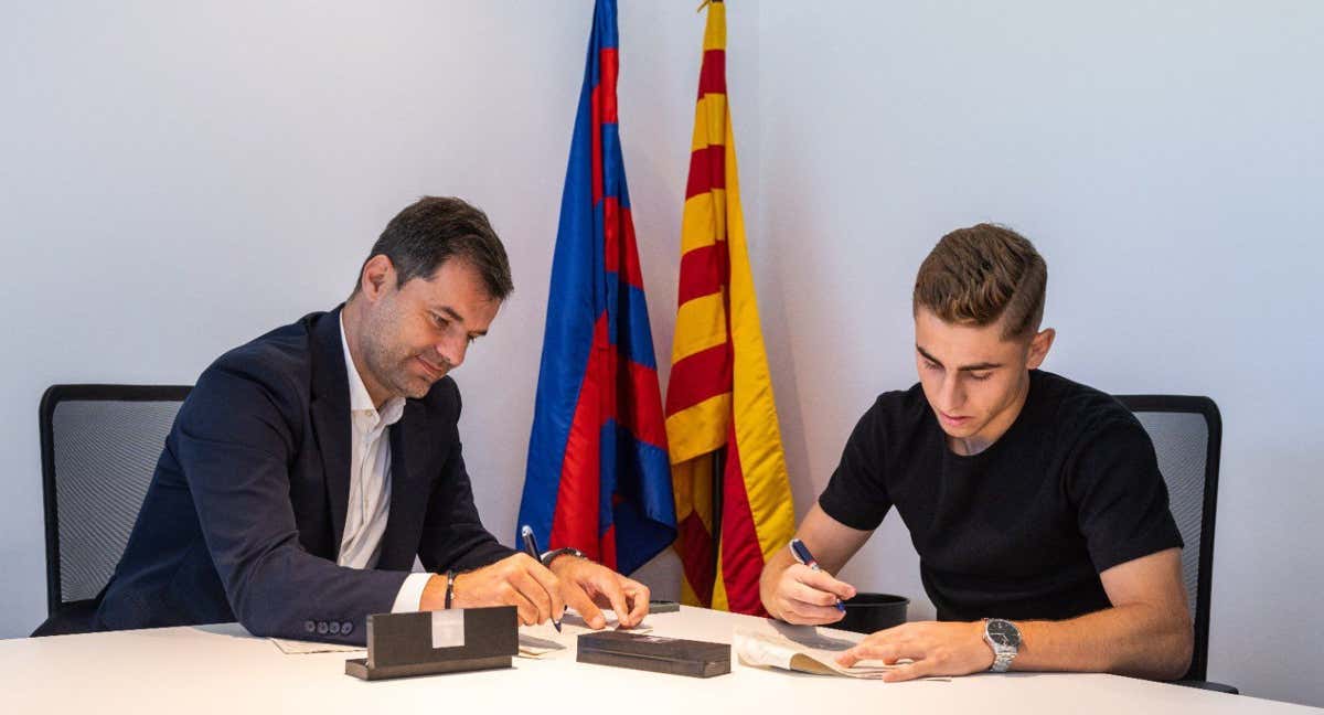 Joan Soler firmando la renovación de Fermín López. /@SolerFerre