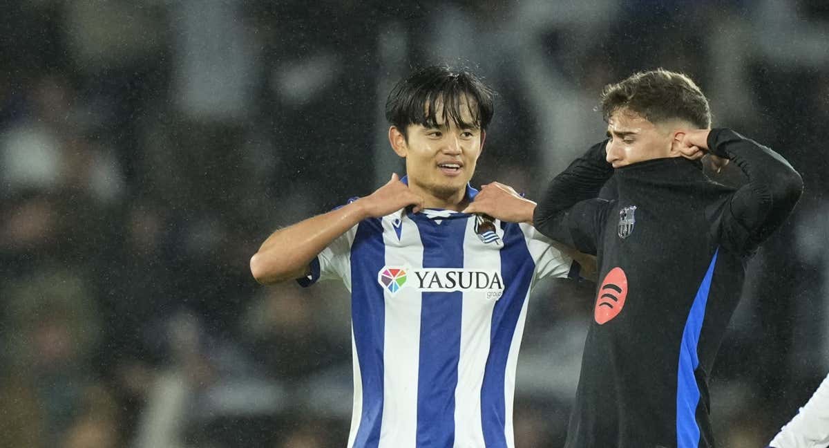 Take Kubo y Gavi intercambian sus camisetas tras el partido de ida./AFP