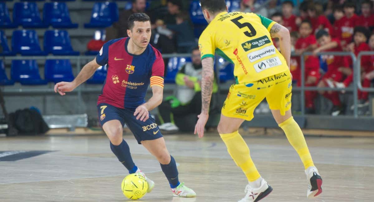 Dyego Zuffo encara a Joao Salla en un partido en el Palau. /ERNESTO ARADILLA