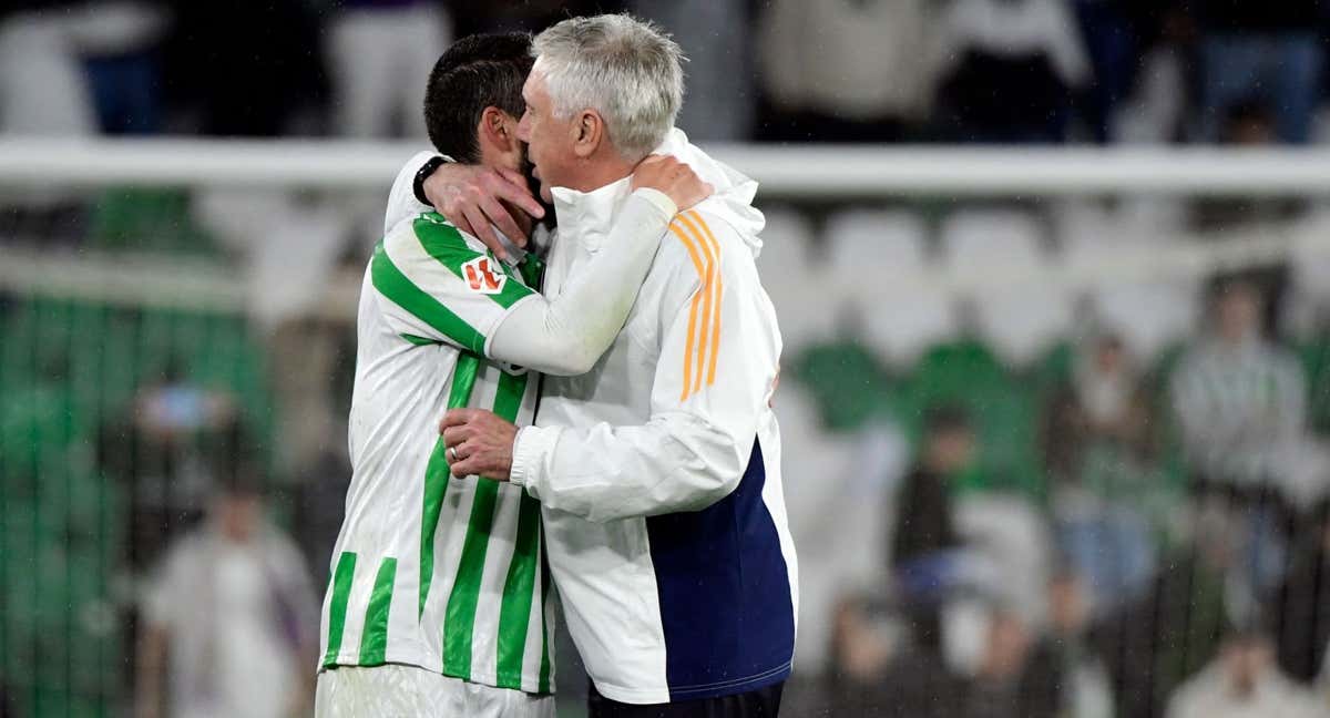 Carlo Ancelotti felicita a Isco tras el partido./AFP