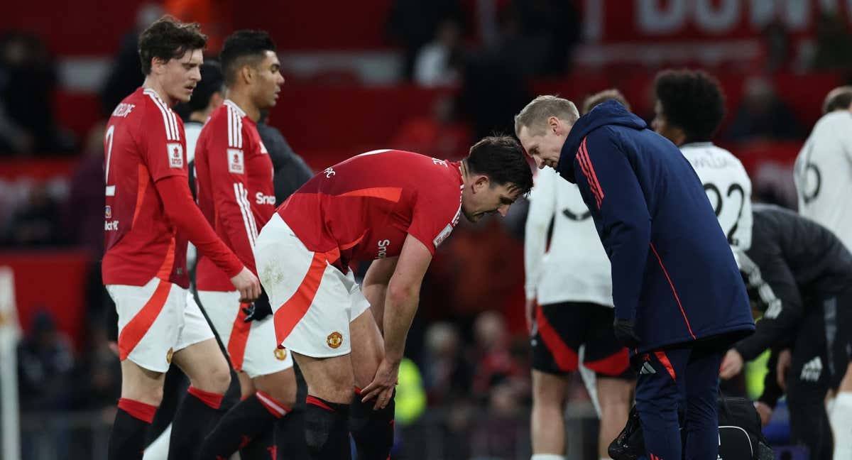 Jugadores del United lamentan la eliminación copera. /AFP