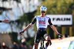 Juan Ayuso arranca 'su' año ganando a lo grande: ataque a 40 de meta y victoria en solitario