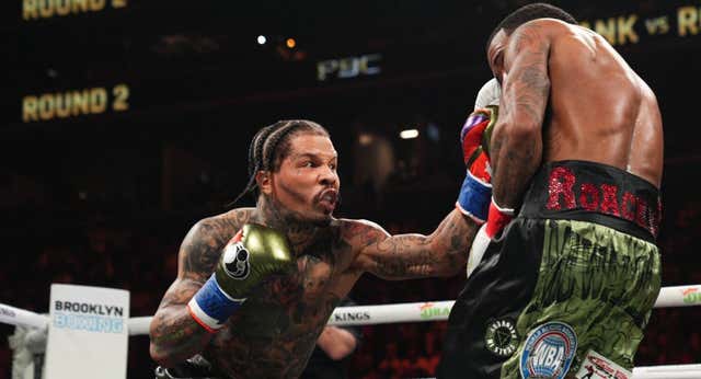 Gervonta Davis salva el invicto ante Roach por un fallo arbitral