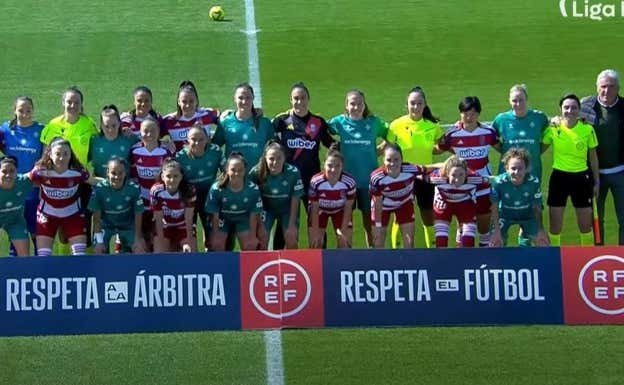 Las jugadoras, árbitras y entrenadores posan con un mensaje de respeto a las árbitras en la previa del Betis - Granada-  LIGA F