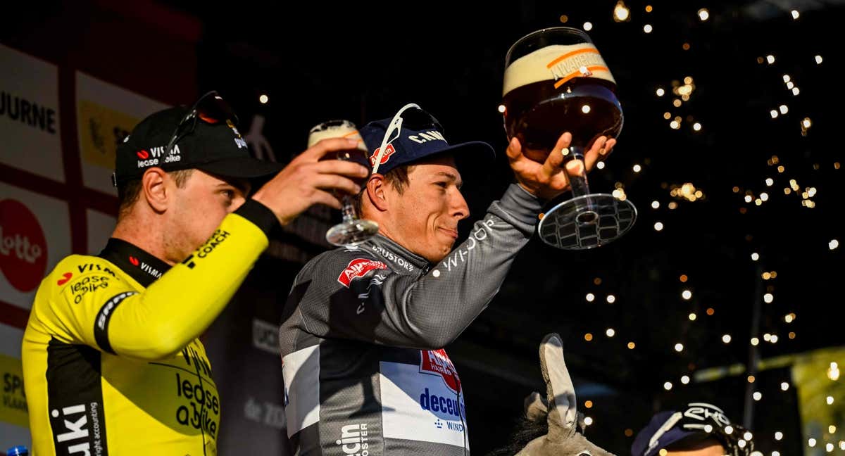 Jasper Philipsen celebra el triunfo en la Kuurne-Bruselas-Kuurne.