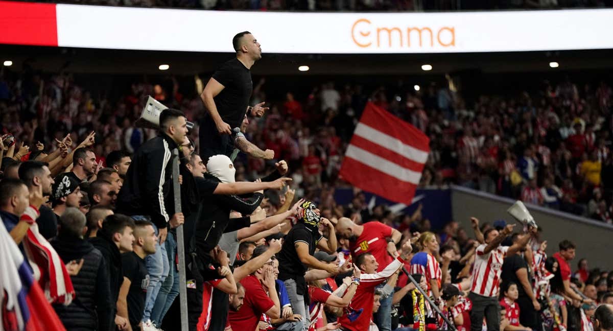 Radicales del Atlético de Madrid que interrumpieron el partido en un derbi reciente en el Metropolitano./REUTERS