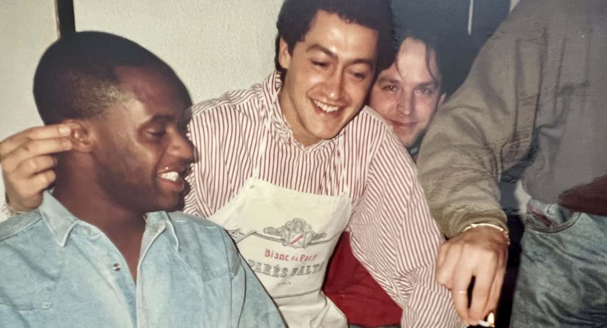 Nacho Andrés le tira de las orejas al añorado Dalian Atkinson en la celebración del cumpleaños de este último en Donostia. /Relevo